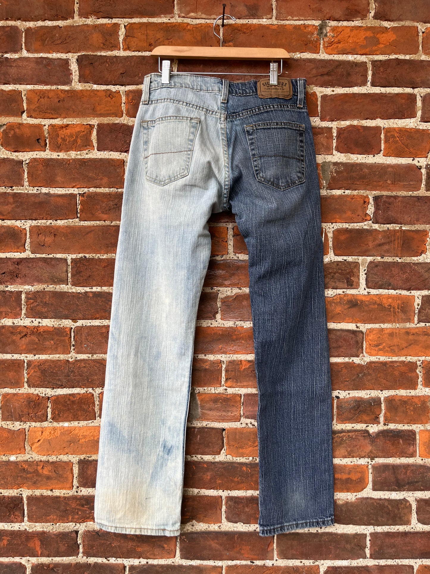 Split Bleach Signature Straight Leg Levi's Jeans | W: 29
